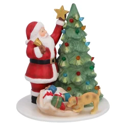 Standfiguren-Weihnachtsmann beim Baum schmücken